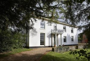 een wit huis met een balkon aan de zijkant bij Walesby House in Walesby