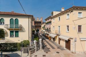 una strada vuota in una città con edifici di Residenza Corsocangrande25 a Lazise