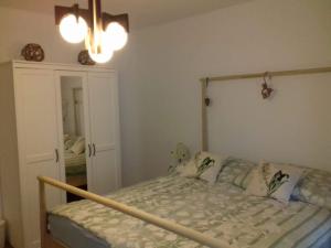 ein Schlafzimmer mit einem Bett mit einem Holzrahmen in der Unterkunft Apartman Zanetti Ivica, Lipik 5 in Lipik
