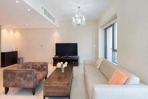 Et tv og/eller underholdning på Downtown Dubai, Luxury 2 Bed 2 Bath Apartment - Pool, Gym, AirCon, Parking - Views of The Dubai Fountain & Burj Khalifa