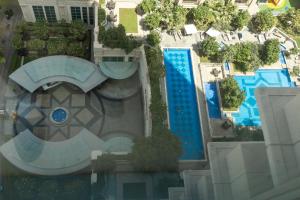 een uitzicht over een zwembad met een resort bij Downtown Dubai, Luxury 2 Bed 2 Bath Apartment - Pool, Gym, AirCon, Parking - Views of The Dubai Fountain & Burj Khalifa in Dubai