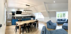 eine Küche und ein Esszimmer mit einem Tisch und Stühlen in der Unterkunft COC - La Maison Des Secrets in Calais