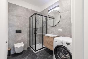 華沙的住宿－Platinum Apartments，一间带洗衣机和洗衣机的浴室