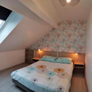 ein Schlafzimmer mit einem Bett mit vier Sonnenschirmen darauf in der Unterkunft Les Coquelicots in Cormaranche-en-Bugey