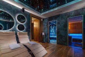 - une chambre avec un lit et un mur étoilé dans l'établissement My Story Gdynia Hotel, à Gdynia