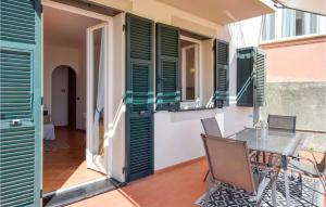 un patio con un tavolo e alcune persiane verdi di Cozy Home In Moneglia With Wifi a Moneglia