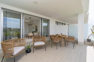 - un salon avec des chaises et une table ainsi qu'une salle à manger dans l'établissement Oceana Views, Cancelada, à Estepona