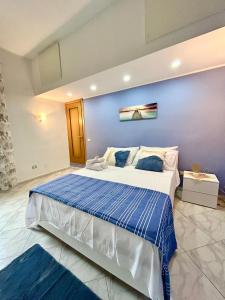 ein Schlafzimmer mit einem großen Bett mit blauer Wand in der Unterkunft Santiago house in Neapel