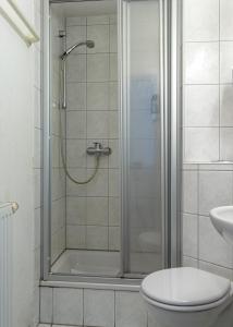 Koupelna v ubytování Gasthaus Traube, Ludwigshafen, Bodensee, Seenah gelegen