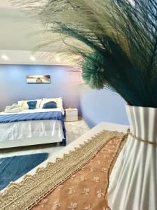 ein Schlafzimmer mit einem Bett und eine Vase mit einer Pflanze in der Unterkunft Santiago house in Neapel