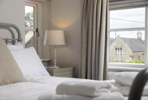 Schlafzimmer mit einem Bett und einem Fenster in der Unterkunft Southcroft Cottage in Bredon