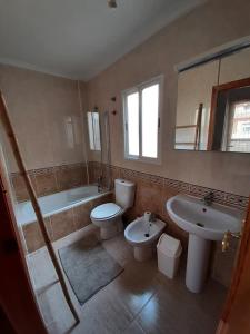 y baño con lavabo, aseo y bañera. en Vistamar II, en Cabo Roig