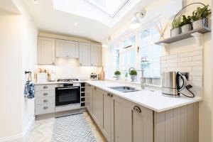 A kitchen or kitchenette at Chart House 10 Guests