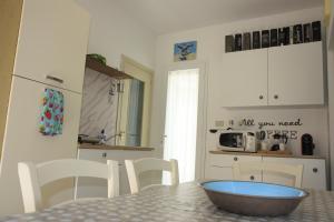 A kitchen or kitchenette at Zisas Még 15 kép