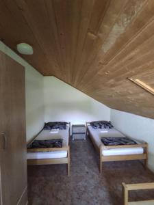 Cette chambre dispose de deux lits et d'un plafond en bois. dans l'établissement House Bosko Best place for everyone, 