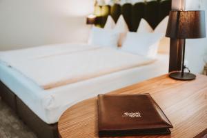 Posteľ alebo postele v izbe v ubytovaní Hotel Brücklwirt