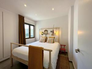 Ένα ή περισσότερα κρεβάτια σε δωμάτιο στο Appartement met privé dakterras 50 meter van zee in Javea!