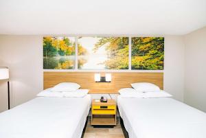 Postel nebo postele na pokoji v ubytování Days Inn by Wyndham Cincinnati East + 55 fotografií