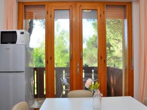A television and/or entertainment centre at Seaside bright flat with terrace - Beahost