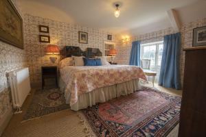 1 dormitorio con cama y alfombra en Beau Repaire, en Coneysthorpe