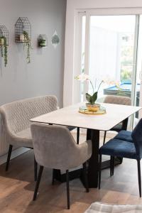 uma sala de jantar com mesa e cadeiras em Ideal Lodgings In Audenshaw em Manchester