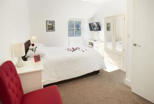 מיטה או מיטות בחדר ב-Wisteria Cottage Ceredigion