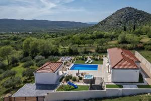 widok z powietrza na willę z basenem w obiekcie Villa Nebesi ZadarVillas w mieście Pristeg