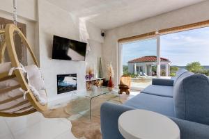 salon z niebieską kanapą i kominkiem w obiekcie Villa Nebesi ZadarVillas w mieście Pristeg