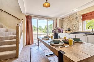 een keuken met een houten tafel met eten erop bij The Barn in Holditch