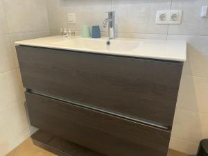 ザウテランデにあるLuxe kamer Chambre Renard met eigen terrasのバスルーム(シンク、白いカウンター付) +21枚の写真