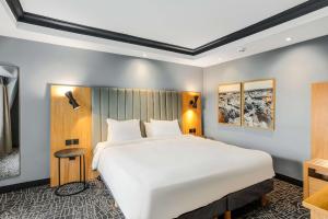 Giường trong phòng chung tại Radisson Hotel York