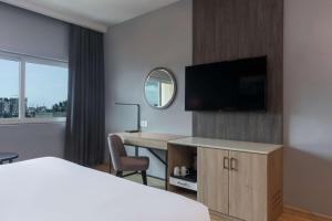 Televiisor ja/või meelelahutuskeskus majutusasutuses Park Inn by Radisson, Lagos Victoria Island