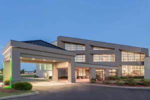 Un gran edificio de oficinas con muchas ventanas. en Wyndham Garden Conference Center Champaign - Urbana, en Champaign
