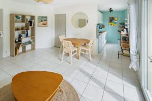 a kitchen and dining room with a table and chairs at Appartement Face Mer in Saint-Brevin-les-Pins