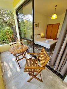 una habitación con una mesa y dos sillas y una cama en Alexandra Studio 8, en Lefkimmi