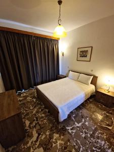 Un dormitorio con una cama grande en una habitación. en Alexandra Studio 8, en Lefkimmi 34 fotos más