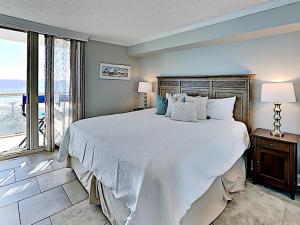 ペンサコーラ・ビーチにあるSabine Yacht & Racquet #5Fの大きなベッドと大きな窓のある寝室 +20枚の写真