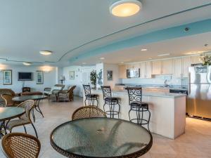 ペンサコーラ・ビーチにあるSabine Yacht & Racquet #5Fのテーブルと椅子のあるキッチンとダイニングルーム