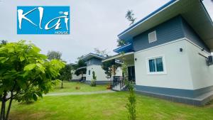 Ban Cha-omKlai house的蓝色和白色的房子