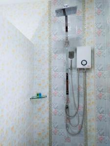 een badkamer met douche bij Klai house 