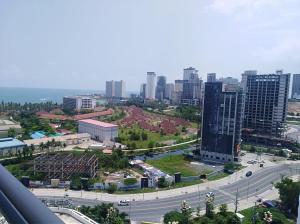 Apartments in Star Bay with sea view في سيهانوكفيل: اطلالة جوية على مدينة بها مباني وطريق سريع