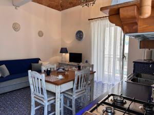 A kitchen or kitchenette at L'Antico Palazzo
