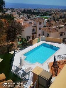 una gran piscina en la parte superior de una casa en Apartamento C.M., en Nerja