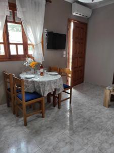 TV a/nebo společenská místnost v ubytování Roumeliotis house