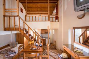 ein Wohnzimmer mit einer Treppe und einem Tisch in der Unterkunft Dia Apartments in Hersonissos