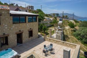 een villa met een zwembad en een huis bij Villa dimitris in Kissamos