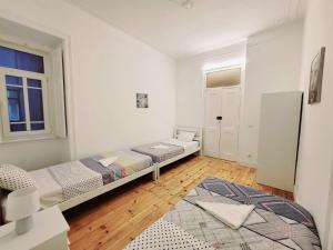 1 Schlafzimmer mit 2 Betten und einem Fenster in der Unterkunft Lisbon Gambori Hostel in Lissabon
