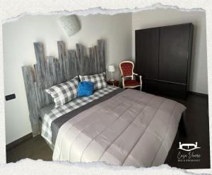 1 dormitorio con 1 cama grande y 1 silla en Casa Venere en Ferrara