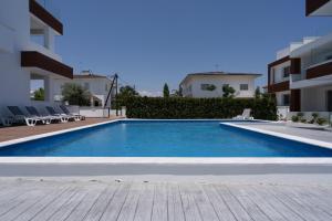 - une piscine au milieu d'un bâtiment dans l'établissement Harmonia 2-BR Apt in Livadia, à Larnaka