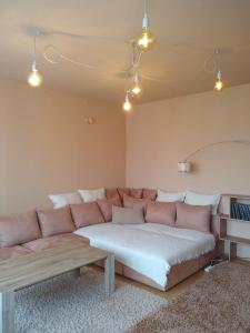 a living room with a large couch and a table at Apartament na kurzej stopce in Malbork